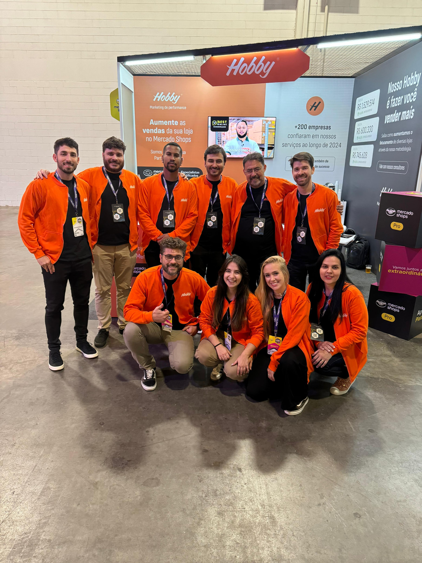 Time da Hobby Digital reunido no estande em evento de e-commerce